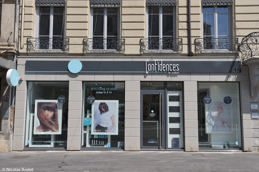 Salon de coiffure Confidences Cordeliers constitué de différents espaces dédiés à la coupe et à la coiffure