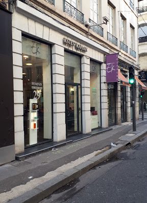 Retrouvez le site internet de notre salon de coiffure situé dans le 7ᵉ arrondissement de Lyon. Nous sommes au service des hommes et des femmes.