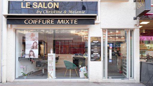 Nos coiffeuses expérimentées réalisent la coupe que vous souhaitez. Nous proposons également un service de barbier pour prendre soin de votre barbe.