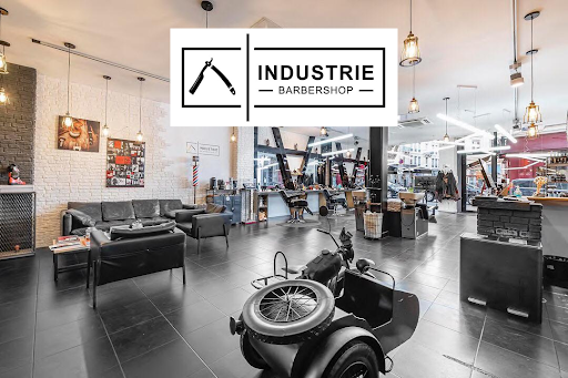 INDUSTRIE Barbershop repousse les limites de la coiffure pour homme en améliorant l’expérience de ses client de l'attente à la coupe.