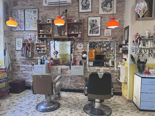 Madame Sans Gêne est un salon de coiffure bio et rétro. Les couleurs sont essentiellement végétales et naturelles.