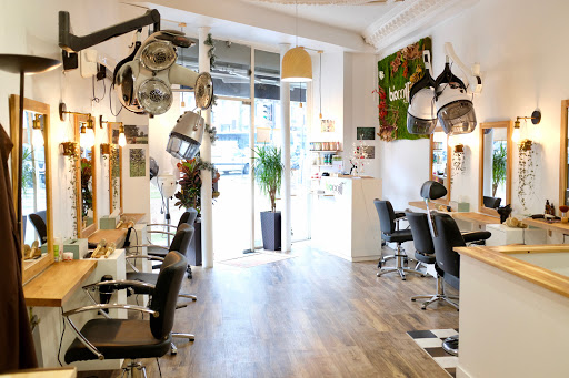 Sublimez vos cheveux des racines jusqu'aux pointes grâce à la coloration végétale by Biocoiff'. Coiffeur bio depuis 2005. Diagnostic Gratuit.