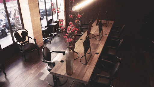 Cizors Voltaire allie esprit contemporain & matériaux bruts. Ambiance apaisante et authentique. Des coiffeurs visagistes et coloristes à votre service
