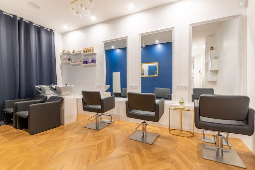 Alimatou K. reçoit sa clientèle dans le concept store Before You Go à Paris. Un salon de coiffure