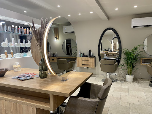 Le salon de coiffure Les Germaines situé au cœur de Lyon vous accueille dans une ambiance cosy et décontractée pour prendre soin de vos cheveux et vous détendre. Prenez un moment pour vous