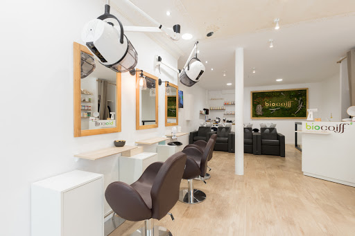 A la recherche d'un coiffeur bio à Paris 15 ? Découvrez Biocoiff' Convention et sublimez vos cheveux avec nos colorations végétales. RDV rapide.