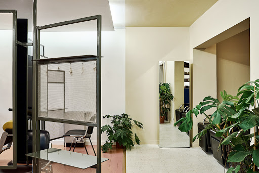 Le salon de coiffure mixte Avila a le plaisir de vous accueillir dans un espace cosy et décontracté à Strasbourg pour vous faire vivre une agréable expérience capillaire.