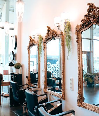 By Kadija. Un concept unique loin des salons de beauté traditionnel. Venez vous faire chouchouter et prendre soin de vous de la tête aux pieds.
