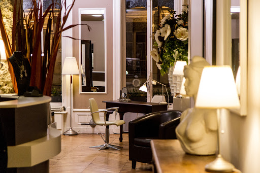 Le Salon Particulier vous accueille du Mardi au samedi dans son écrin de bien-être au centre de Lyon. Coiffeurs et coloristes vous attendent.