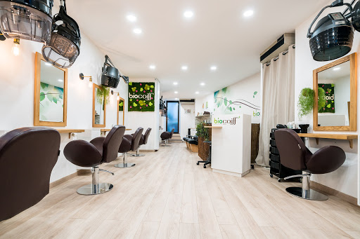 A la recherche d'un coiffeur bio à Paris 6 ? Découvrez Biocoiff' St Germain et sublimez vos cheveux avec nos colorations végétales et vegan. RDV rapide.