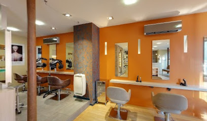 Envie d’une nouvelle coupe de cheveux ? Adressez-vous à nos coiffeurs professionnels ! Rendez-vous au SALON DELISLE situé à Nantes (44).