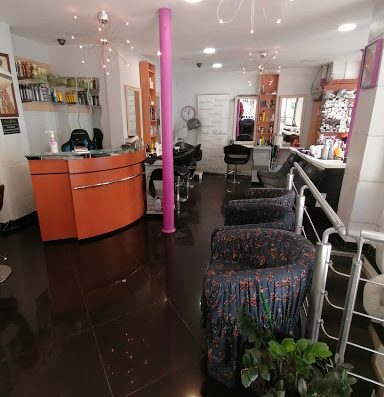 Découvrez le coiffeur afro antillais le plus moderne en plein de Paris. Plus de 10 ans d'expérience dans le traitement du cheveux ethnique.