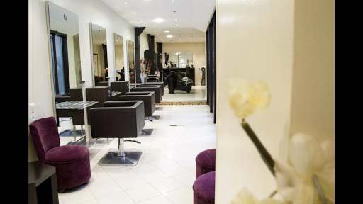 Découvrez les prestations de votre salon parisien World Cut. Vos envies capillaires prennent vie entre les mains expertes de notre équipe de coiffeurs.
