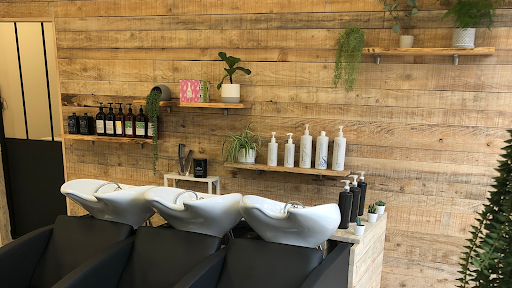 Les équipes de Ligne Droite Coiffure et La Suite Coiffure vous accueillent dans ses salons au cœur des quartiers Port-Marianne et parc Marianne.